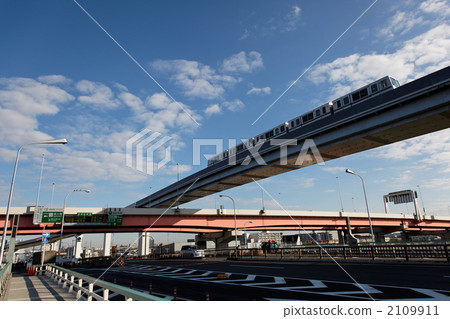 Three-dimensional intersection with a pillar liner passing through Fan Bridge 2109911