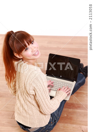 一個女人使用電腦 2113058