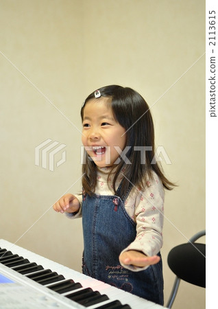 愉快地彈鋼琴的女孩 2113615