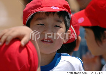 primary school child, primary school student, schoolchild 2115371