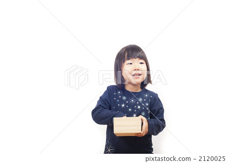 A bean-throwing girl 2120025