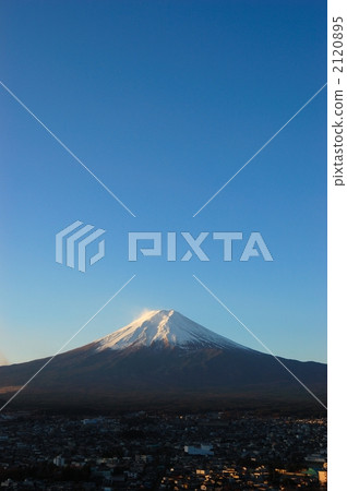 富士吉田和富士山的城市景觀 2120895