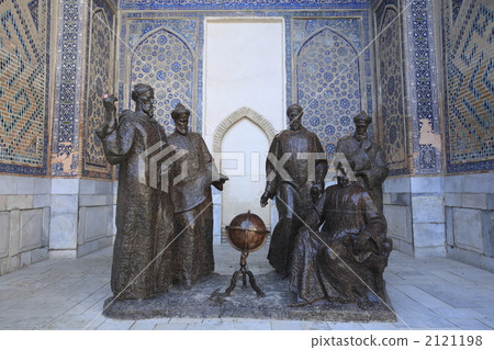 Urugubek雕像Urgübec·Registan廣場的Medrese Urugubek雕像Urgübec·Registan廣場的Medrese 2121198