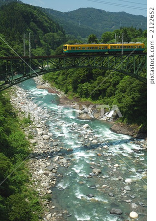 火車在富山地區鐵路立山線穿過鐵橋 火車在富山地區鐵路立山線穿過鐵橋 2122652