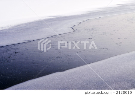 Lakeside in the severe winter Lakeside in the severe winter 2128010