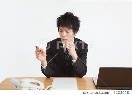 有很多休閒的一個商人 2128058