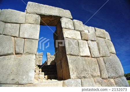 Cusco's Saxa Whaman Fortress which also uses megaliths of 100 t or more Cusco's Saxa Whaman Fortress which also uses megaliths of 100 t or more 2132073