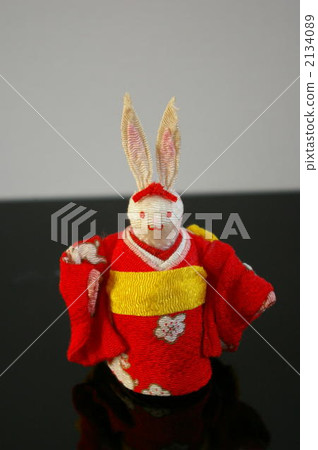 與紅色和服2的酥脆兔子 2134089