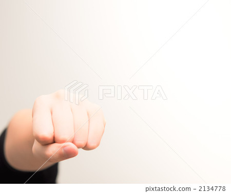 一隻男人的手伸出拳頭 一隻男人的手伸出拳頭 2134778