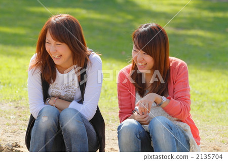 Young mama friend enjoying chatting while playing with kids 2135704