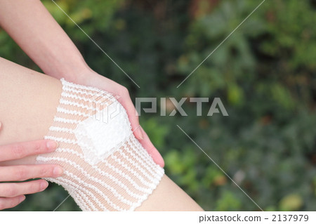 Body parts One woman (leg injury treatment patient injury treatment injury treatment scratch) Body parts One woman (leg injury treatment patient injury treatment injury treatment scratch) 2137979