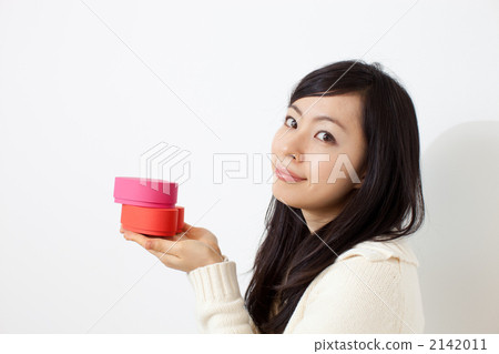 拿著心臟的婦女在另一個上面 2142011