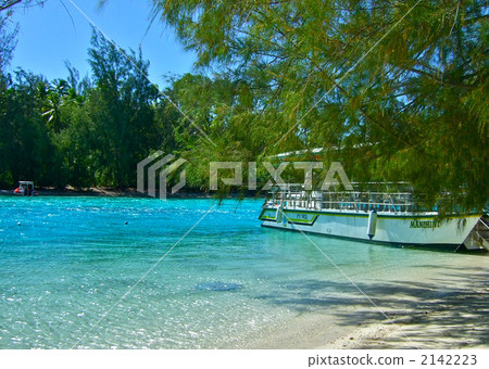 Moorea's uninhabited island 2142223