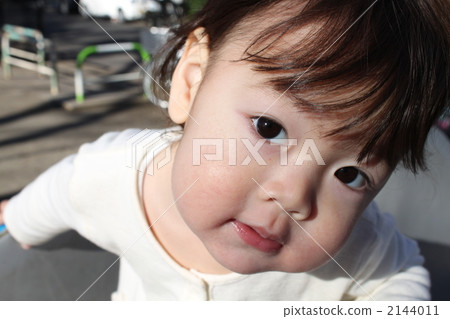 幼兒 青黃色 棕色頭髮 2144011