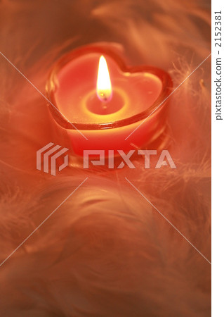 Candles and feathers 3 2152381