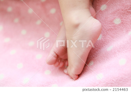 Barefoot of a 2 year old girl 2154463