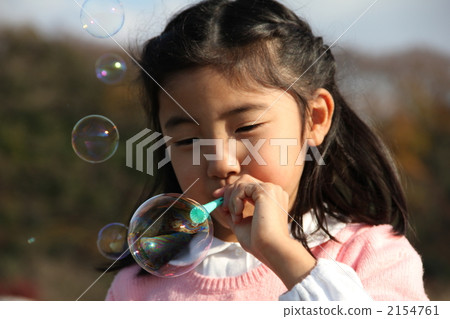 Soap bubble play 2154761