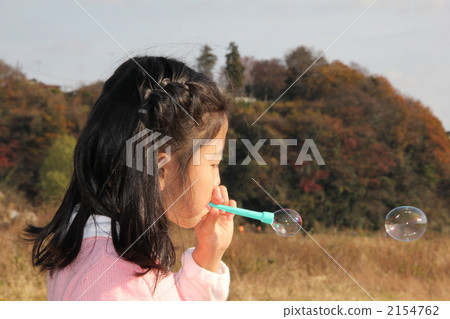 Soap bubble play 2154762