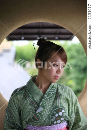 一個女人穿著浴衣 2155017