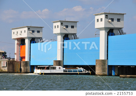 Pleasure boat going under the Shimano River gate 2155753