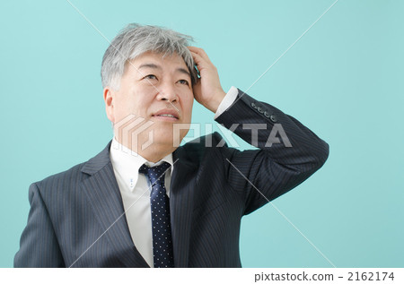 Senior men wearing a suit (Blue Back) 2162174