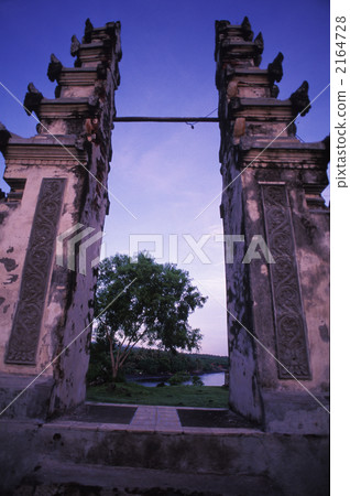 Breaking the Bali Breaking the Bali 2164728