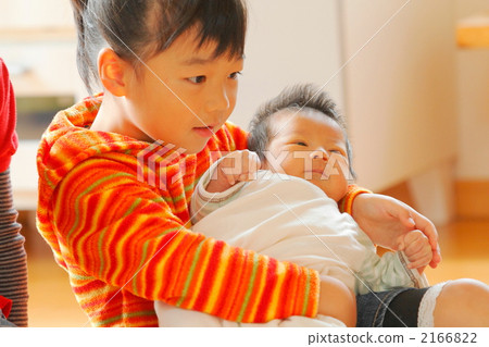 我妹妹抱著剛出生的嬰兒的兄弟 我妹妹抱著剛出生的嬰兒的兄弟 2166822