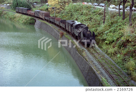 October 1979 Tadami Line C11 Lasran a lot of cars are running parallel 2169726