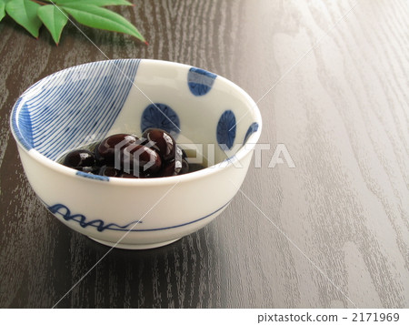 Black beans in a small bowl [chic, black background, copy space] (horizontal) 2171969