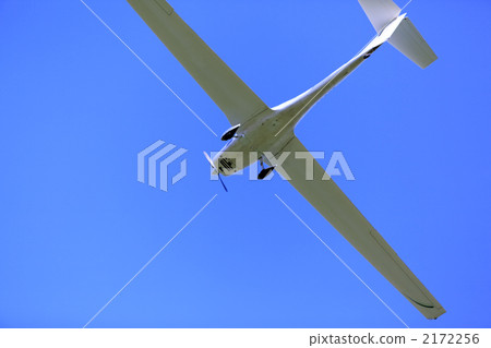 A white airplane flying directly above 2172256