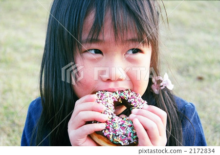 我們在外面吃點心的甜甜圈 2172834