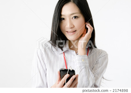 A woman listening to music 2174898