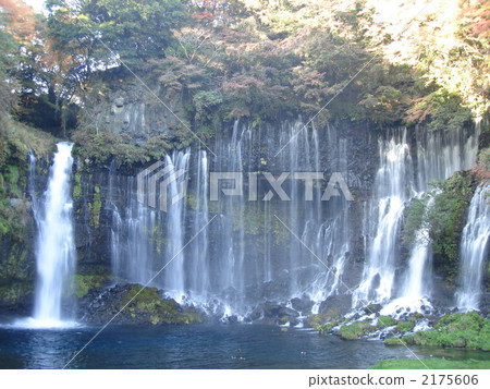 Shiraito瀑佈在富士山腳下 Shiraito瀑佈在富士山腳下 2175606