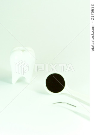 Mirrors and probes 2176658