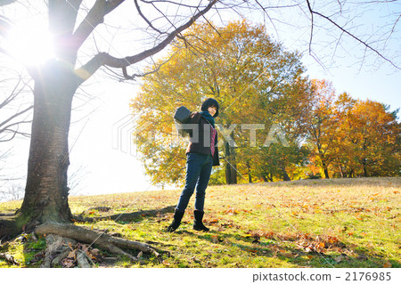 A woman walking with an instrument case (whole body, beautiful) 2176985