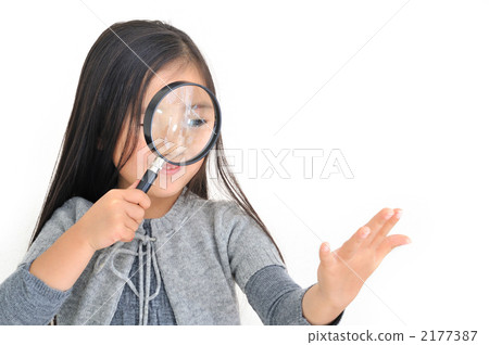 Children playing with magnifying glass 2177387