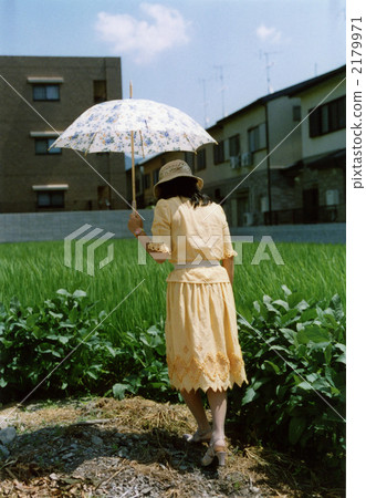 A parasol woman 2179971