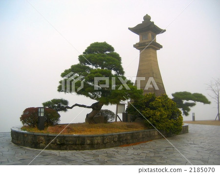 <Shimane Prefecture> The foggy shores of Lake Shinji: The large lantern of Aoyagi-ro 2185070
