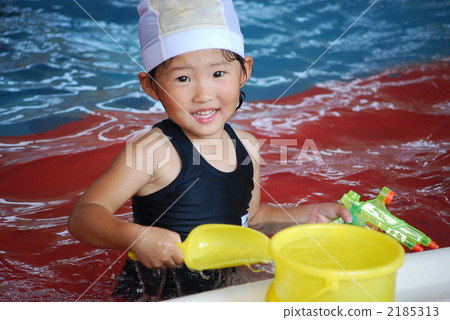在游泳池玩水 2185313
