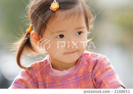 一個2歲的女孩在公園裡玩 一個2歲的女孩在公園裡玩 2188651