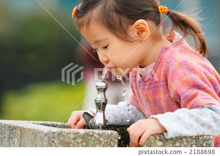 一個2歲的女孩飲用水在一個飲用的地方 2188698