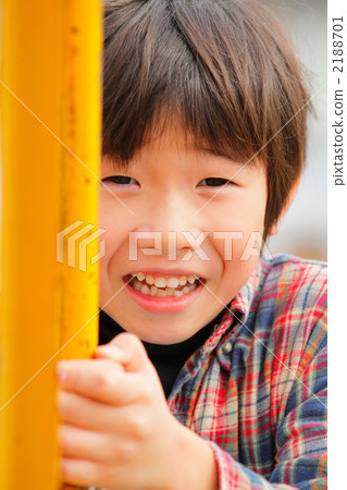 拿著操場設備柱子的男孩 2188701