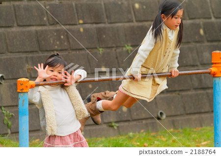Sisters of 4 years and 2 playing in the park Sisters of 4 years and 2 playing in the park 2188764