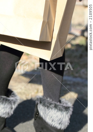 1 woman (daily shopping winter SALE bargain sale shopping) 1 woman (daily shopping winter SALE bargain sale shopping) 2189505