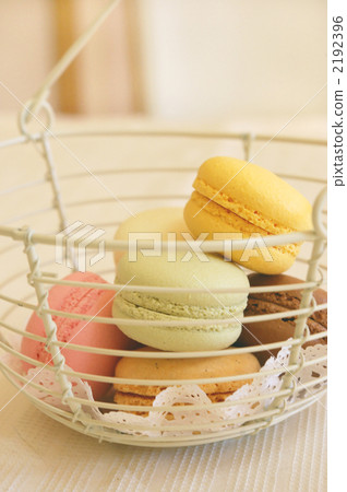 蛋白杏仁餅乾在籃子裡 蛋白杏仁餅乾在籃子裡 2192396