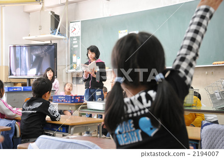 高年級和一年級學生之間的互動。引用謎語 高年級和一年級學生之間的互動。引用謎語 2194007