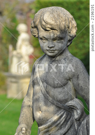 A stone statue of a boy 2196191