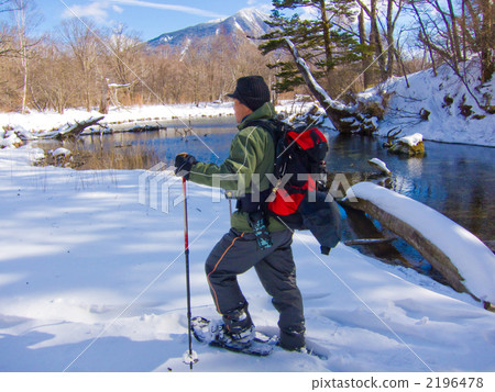 Men who snowshoe 2196478