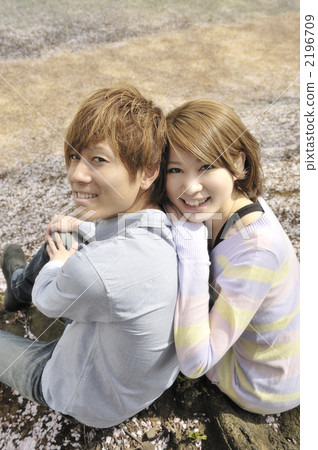 年輕夫婦坐銀行 2196709