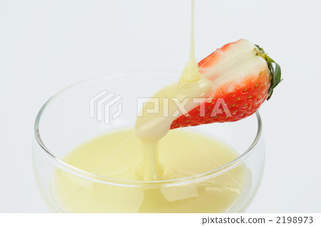 Strawberries with Condensed Milk 2198973